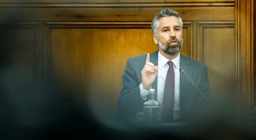 OE2025。 PSは政府の対案を「積極的に」評価しているが、改善の余地があると述べている