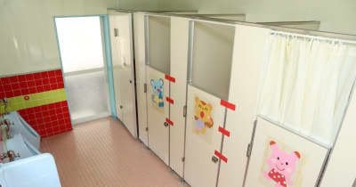 【小便器も幼児サイズ】放課後児童クラブを保育園の建物に移動させたら、トイレが園児向け男女共用トイレで小学生たちが困り果てる。和式はサイズが小さすぎ体格に合わず、男女一緒にならないように整理していても高学年女子は「男子もいて気まずいので、なるべくトイレには行かない」。小学生の多くがたったひとつの職員専用便所に集中する事態に