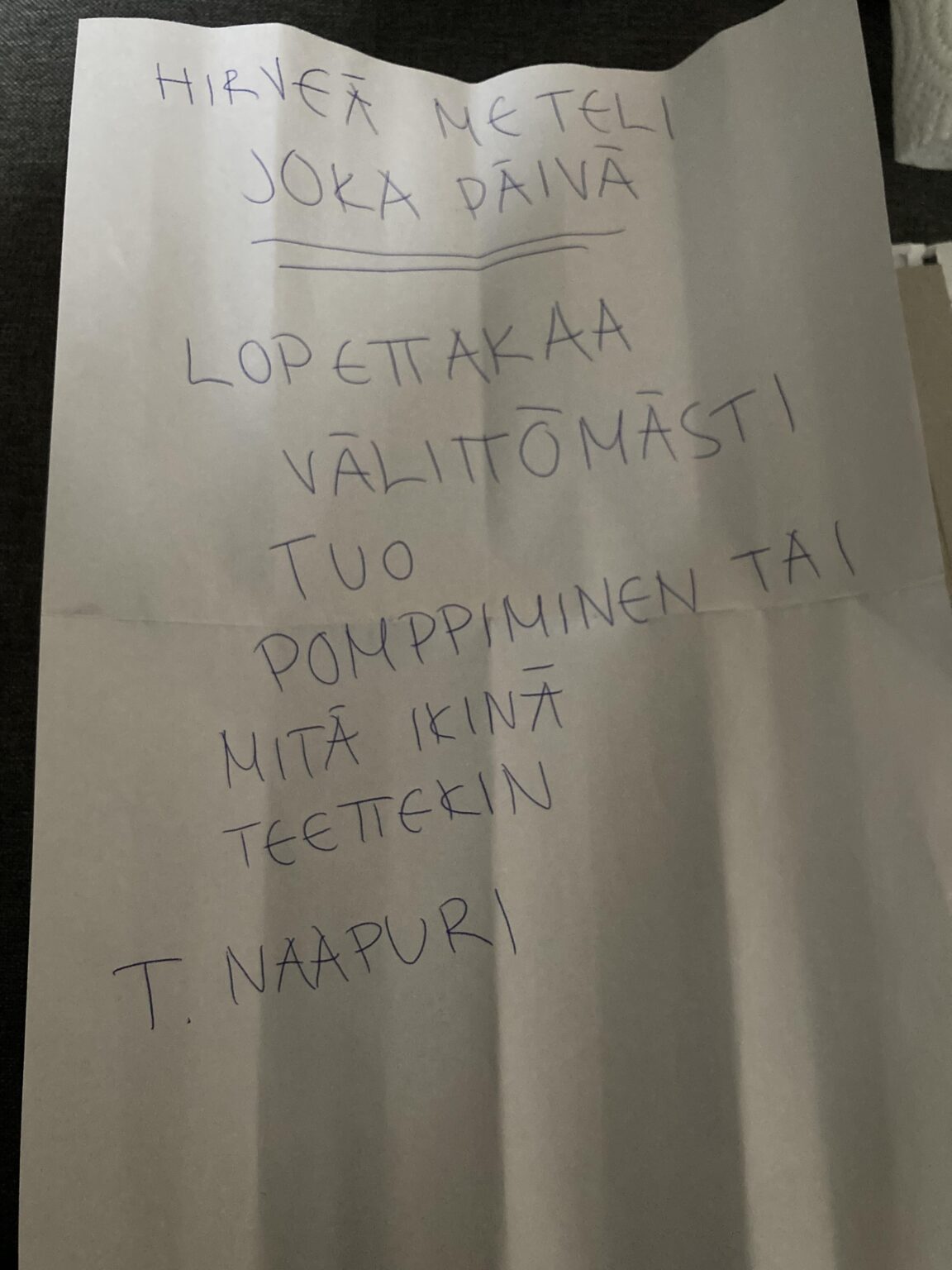 あなたの子供たちは、毎日フィンランドのアパートの騒音時間帯に自分の部屋で騒ぐことを許可されていますか?