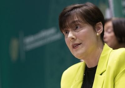 有料の学校は物議を醸している携帯電話ポーチの州補助金を申請できる