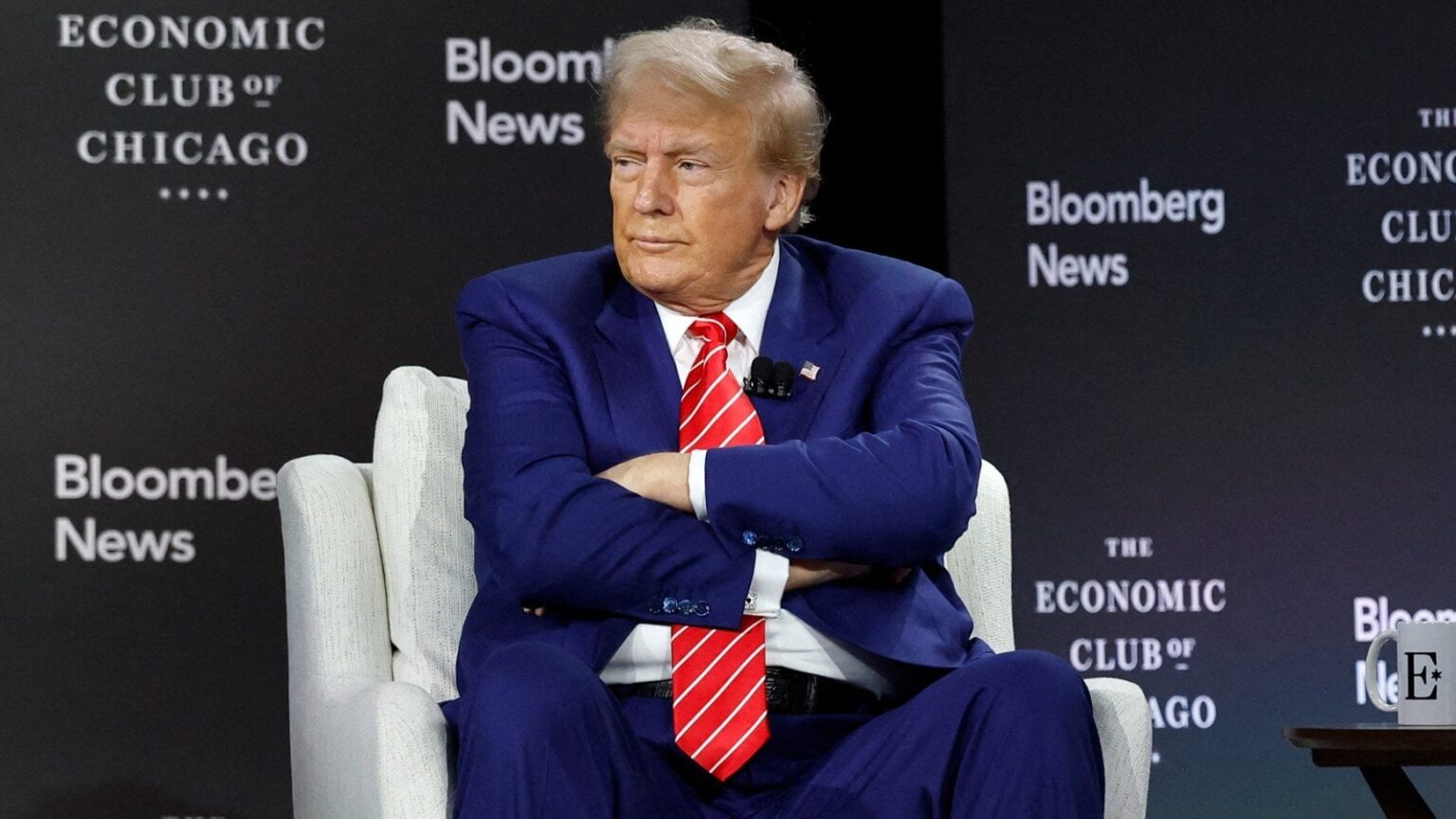トランプ氏、緊張の会見で経済政策を問われ崩れる