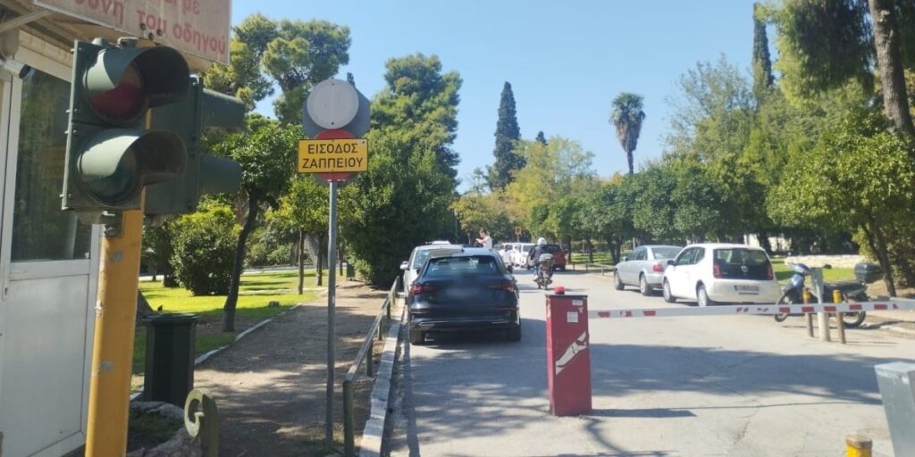 ザッペイオ: 少数のための違法駐車場 • スポーツとギリシャ文化を促進するために作られた、アテネ最後の公共スペースの 1 つです。それにもかかわらず、ザッペイオは一部の人にとっては屋外駐車場と化している。
