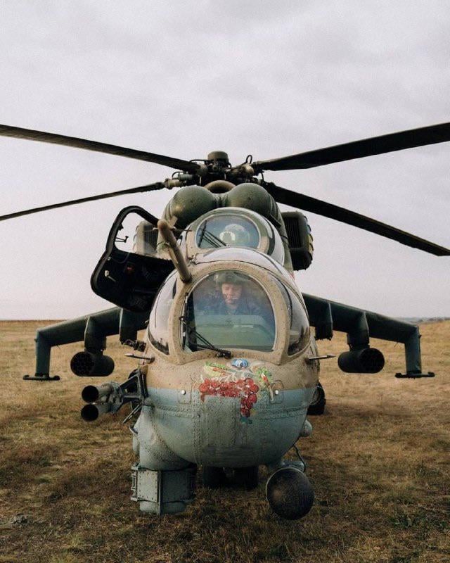 前方飛行場で任務の準備をするウクライナ陸軍航空ミル Mi-24P「ハインド」ヘリコプターガンシップ。米国から供給された M261 ロケット ポッドとハイドラ 70 ロケット弾を装備。