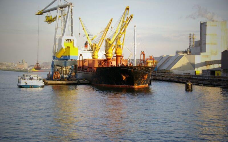 ロシアはここ数日、黒海でウクライナ産穀物を輸送する民間船舶への攻撃をエスカレートさせている。 EU報道官ピーター・スタノは、ロシアが世界の食糧安全保障と海上交通を危険にさらしていると指摘し、ロシアに対し、これらの攻撃とウクライナに対する不法侵略を直ちに中止するよう求めた。