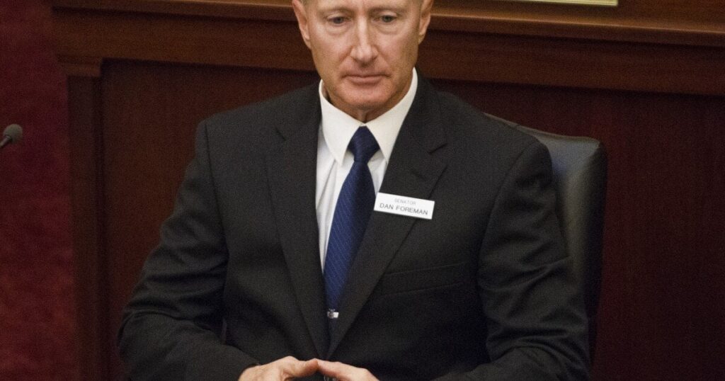 上院議員、ネイティブアメリカン候補者に元の場所に戻るよう指示、公共イベントから猛追