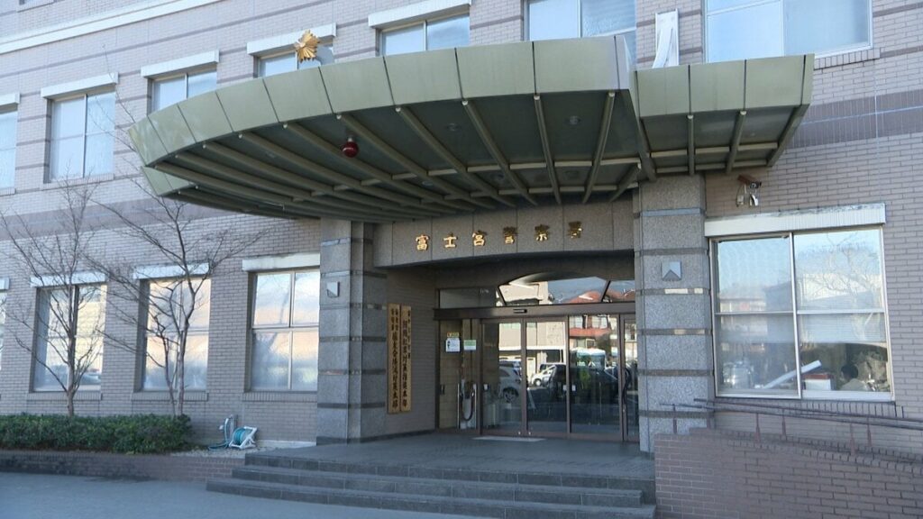 【これがオレの頭から落ちた毛だとでもいうのかあああ！】「パスタに髪の毛が混入している」と嘘をつき、代金の支払いを免れようとした疑いで32歳男を逮捕。商業施設内ではこれまでも、同様の被害が複数報告が上がっていた。なお容疑者の頭髪の毛量については報じられておらず