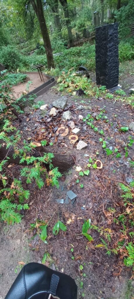 助けが必要です: ラトビアの家族の墓地が売却/破壊されています