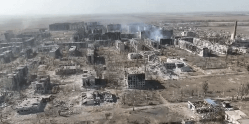 ウグレダーは破壊される。ドネツク地域の71％、ウクライナの22％が占領されている。ロシアの損失は人口の0.4％に達し、軍事予算はウクライナの6倍を上回っている。彼らには立ち止まる理由がありません。ヨーロッパはウクライナを支援するか、あるいは自ら戦闘の準備をするかのどちらかである。