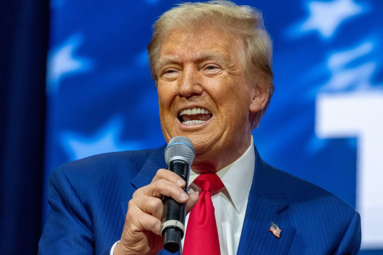 聴衆が39分間音楽を聴かされたため、トランプ氏群衆は早々に退場