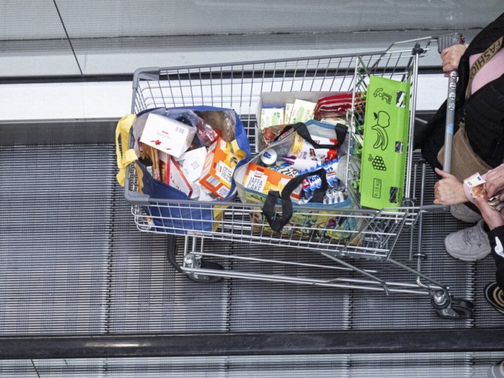 国境を越えた買い物への課税基準額が引き下げられる | 2025 年 1 月 1 日以降、スイス国境を越えて行われた 150 スイスフランを超える購入品は、輸入時に VAT の対象となります。