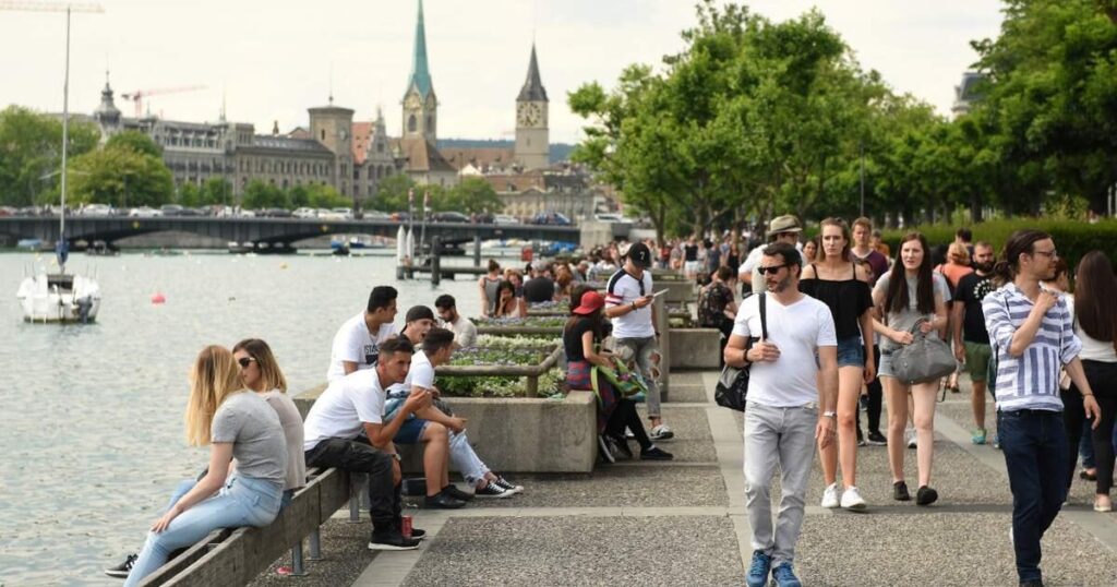 スイスの経済学者、移民税5万フランを要求：知っておくべきこと