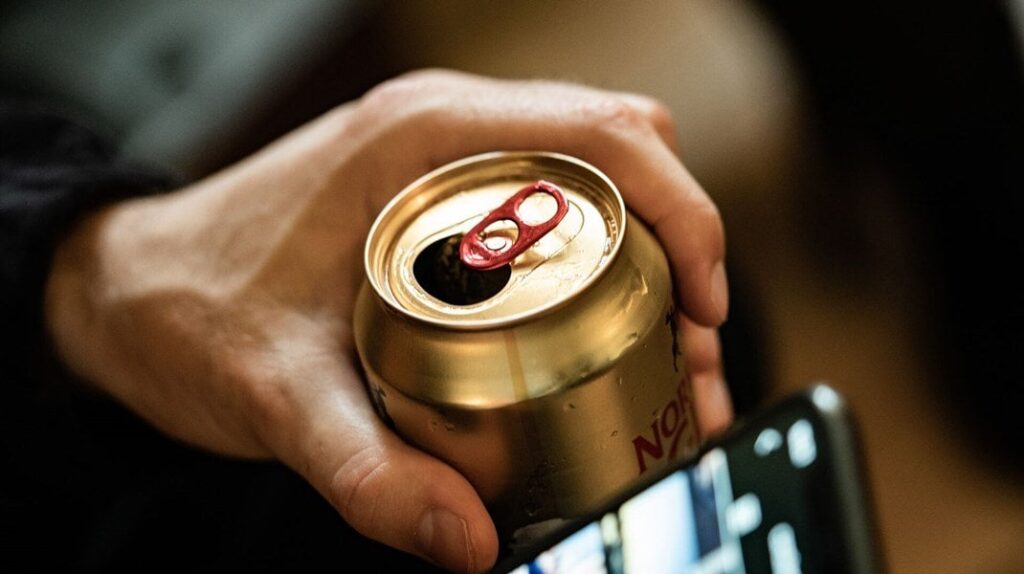 アルコールと社会：節約提案は薬物治療の質を低下させる