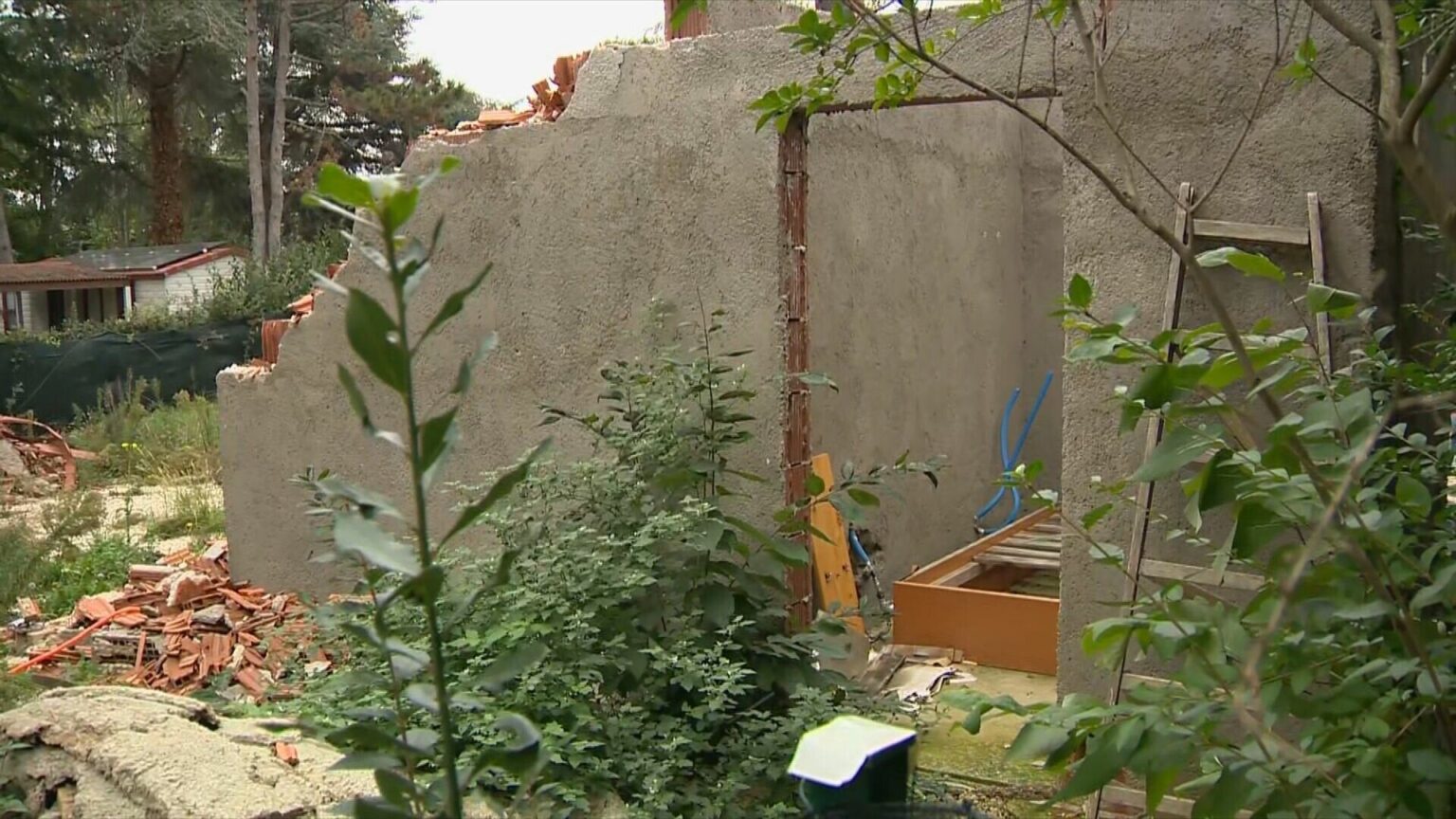 稼働中の掘削機: 違法住宅が取り壊されている
