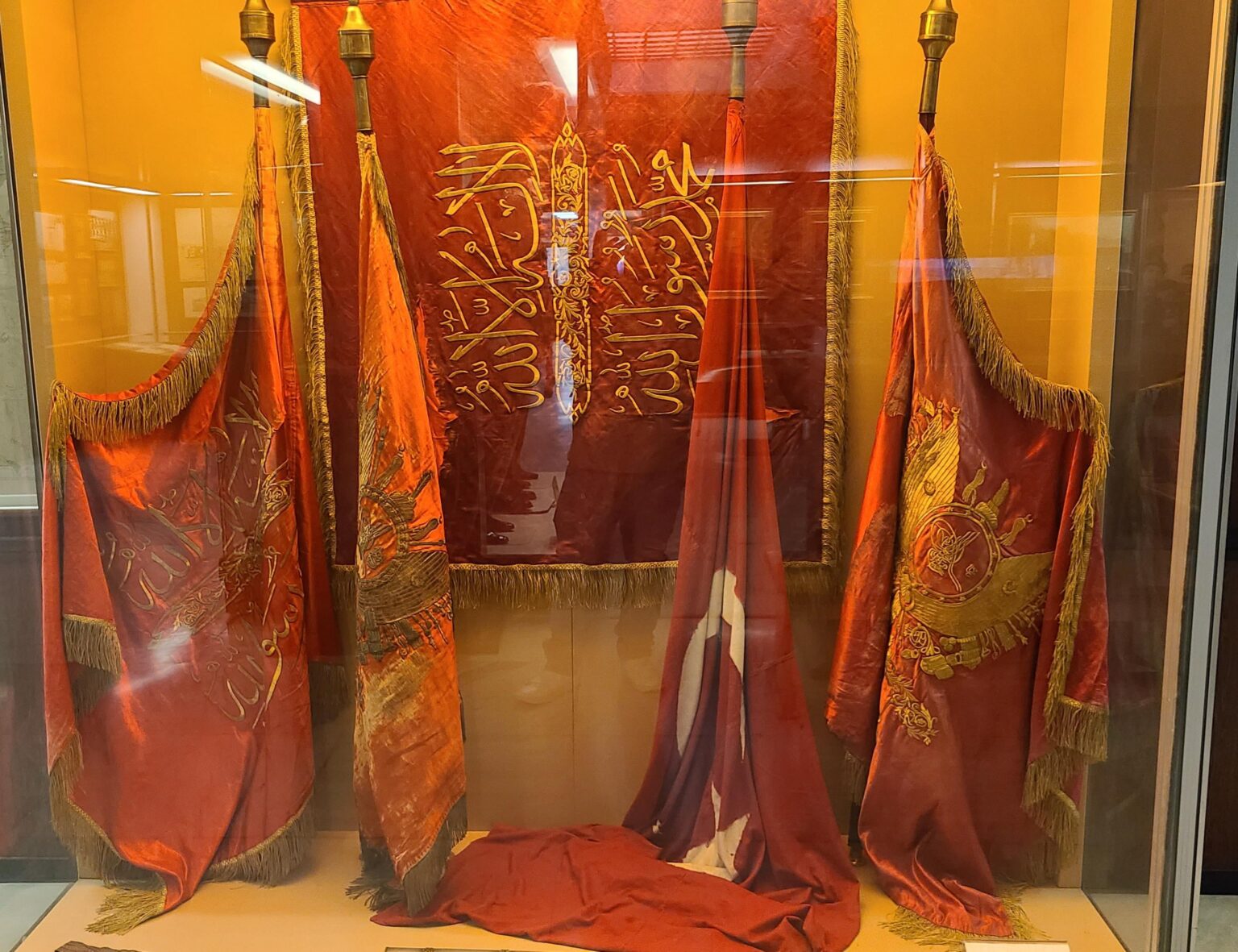 オスマン帝国の旗、サランダポロスの戦いのギリシャ軍の戦利品。第一次バルカン戦争。 1912 年 10 月 9 日から 10 日。写真は私です。