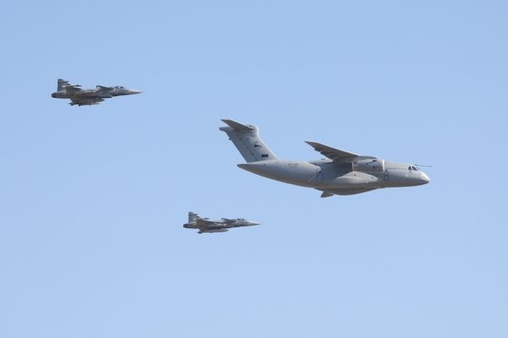国防省は、核兵器を運搬できる米軍機がケチケメート空港に到着する可能性を否定していない