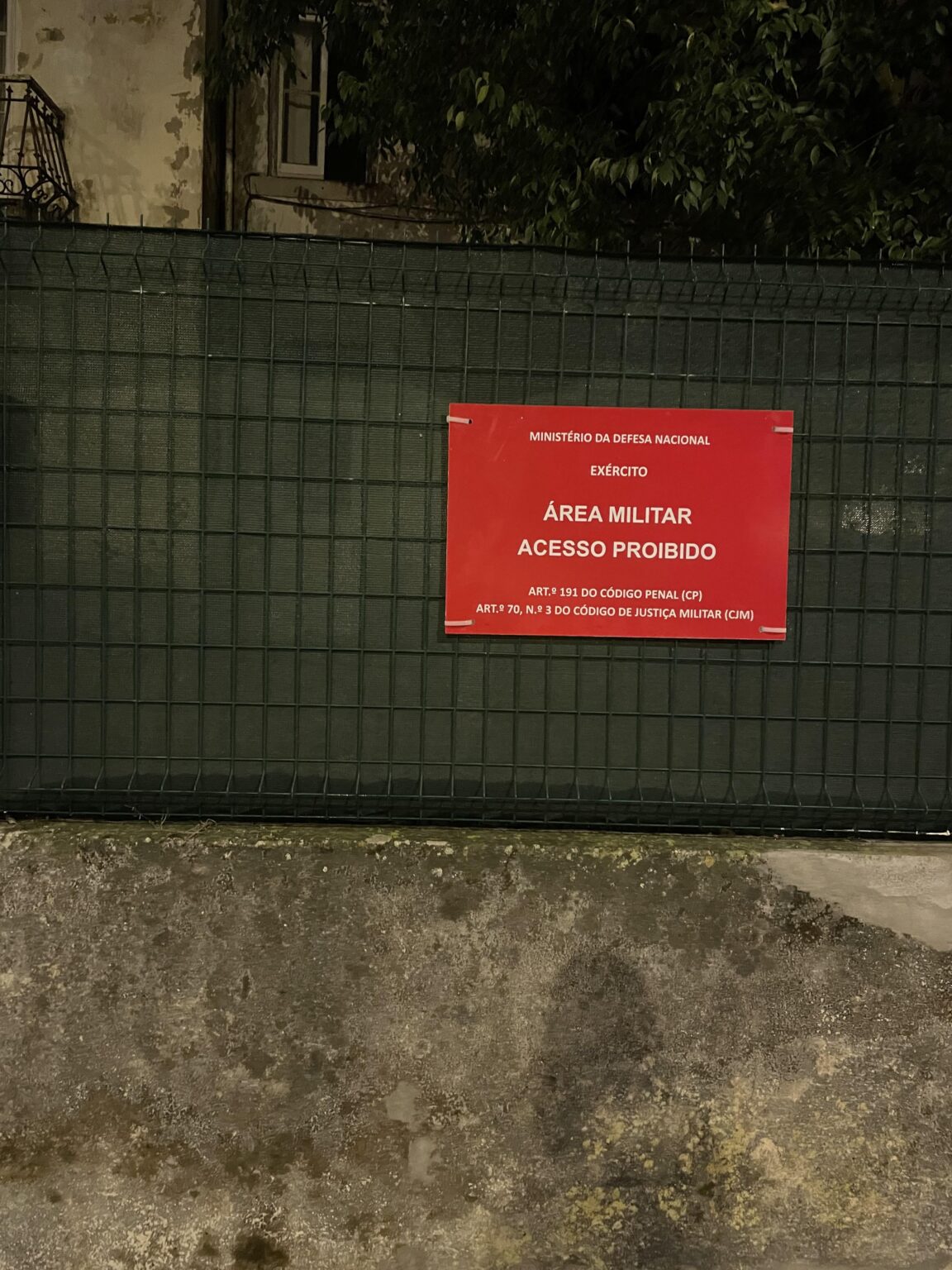 軍事地帯警報が出ている廃屋