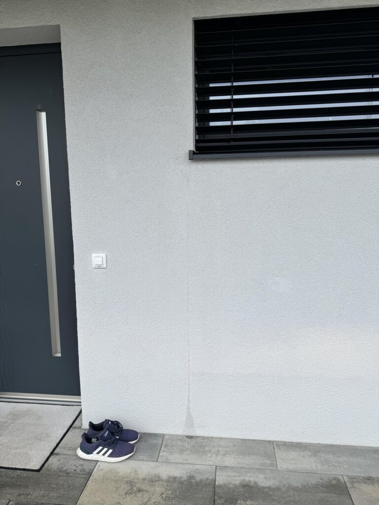 雨の中のファサードの手伝い