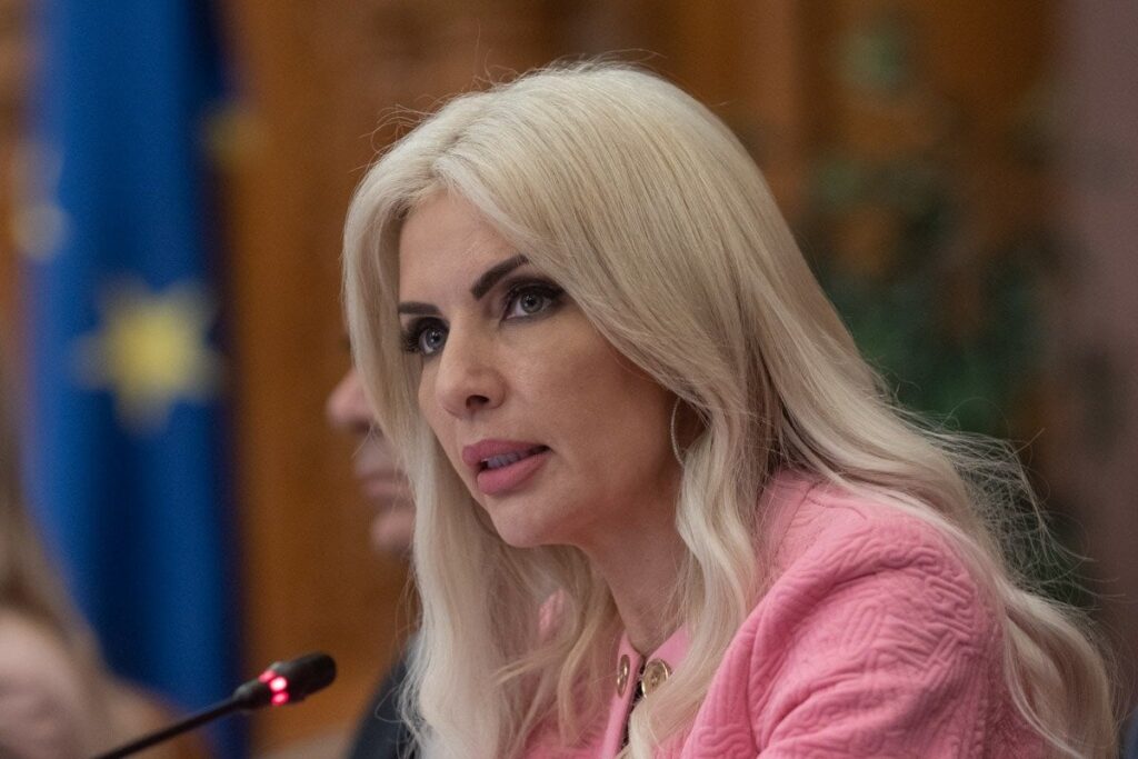 速報 ローラ・ヴィコル氏、ノルディス事件を受けて下院法務委員長を辞任