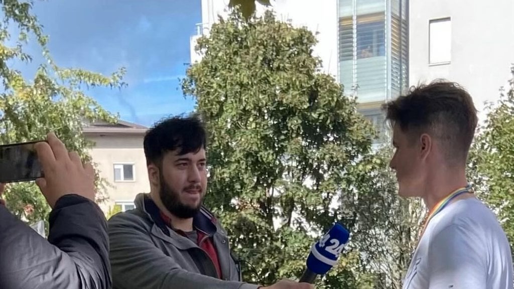 学部では、彼らは自分たちを私たちのジャーナリストだと主張します