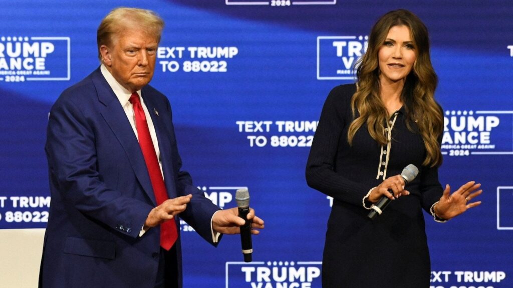 トランプ大統領、市庁舎での奇妙なエピソードで39分間音楽に合わせて体を揺らしたり跳ねたり