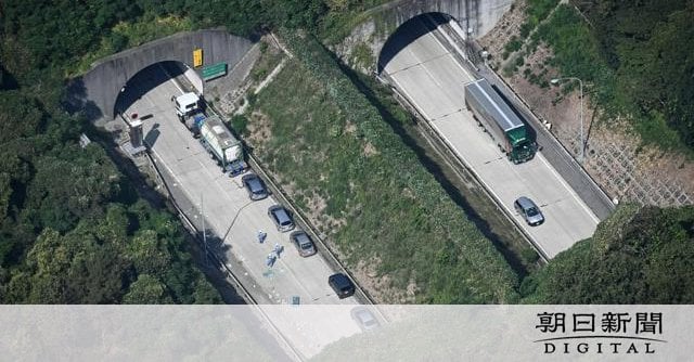 山陽道でトラックの事故、3人死傷 運転手「気づくと追突していた」 兵庫県姫路市