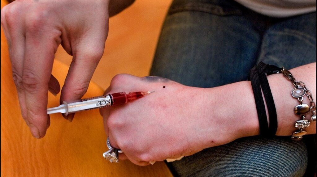 法医学者との共同協議: 薬物研究センターが閉鎖されたら、さらなる死亡に備えなければならない