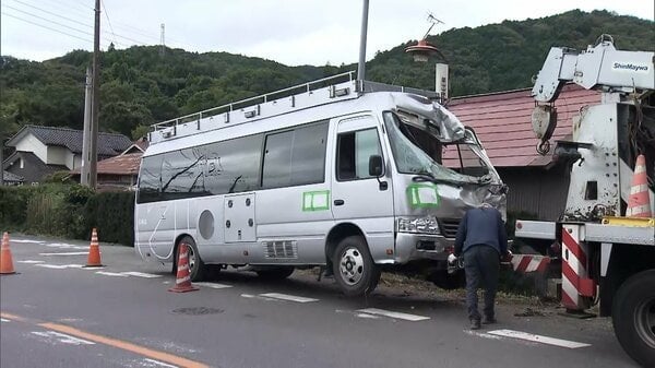 「日テレ」と書かれたマイクロバスが民家に突っ込む事故 運転操作誤る 茨城・城里町