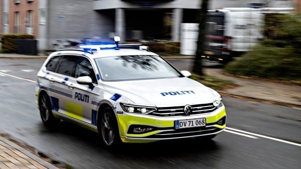 小さな町を時速150キロで走るワイルドなカーチェイス：15歳が無謀運転で起訴