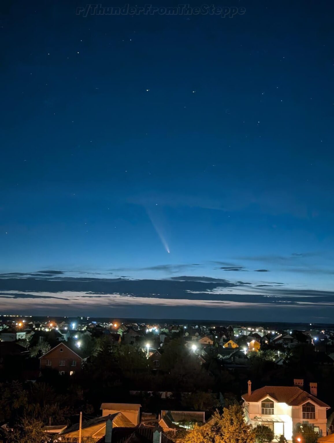 アトラス彗星は、ウクライナのオデーサ地方の都市チョルノモスクの上空で発見された。