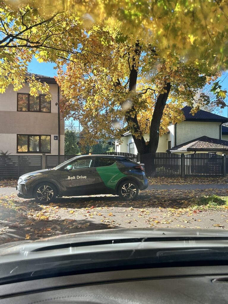 ボルトスクーターが歩道を塞ぐだけでは十分ではありません。今ではボルトマシンも道路を封鎖しています。