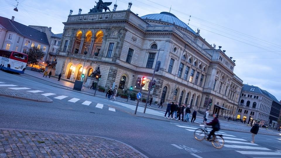 開示：法律事務所ホーテンはバレエ報告書に対して1,000万デンマーククローネを受け取ったが、重要な情報は省略されていた