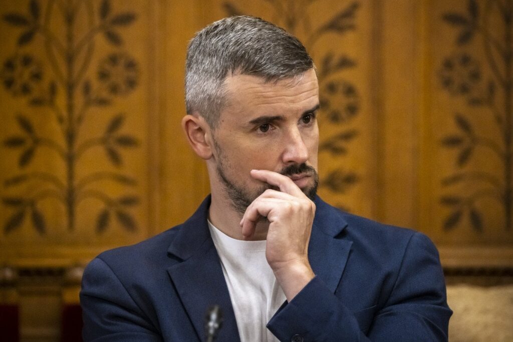ペテル・ジャカブ氏が反逆罪でオルバン氏に対する訴訟を開始するかどうか尋ねたことを受け、中央検事総長が動き始めている