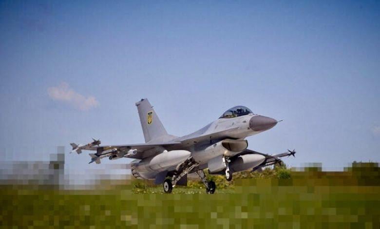 ウクライナ空軍の F-16AM ファイティング ファルコン多用途戦闘機 - 4 機の AIM-9L/M サイドワインダーを装備して離陸します。