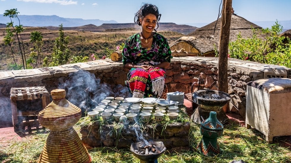 今日は世界コーヒーデーです。残念ながら、2050年までに世界的にコーヒーが不足する恐れがあります。オランダにとっては劇的です。平均すると、一人当たり世界で最も多くのコーヒーを飲んでいるからです。すべてのコーヒーの産地であるコーヒーの国エチオピアから何を学べるでしょうか?