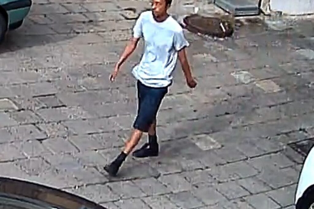ビリニュスで男が未成年者の髪をつかみ、頭を殴る事件が起きた。