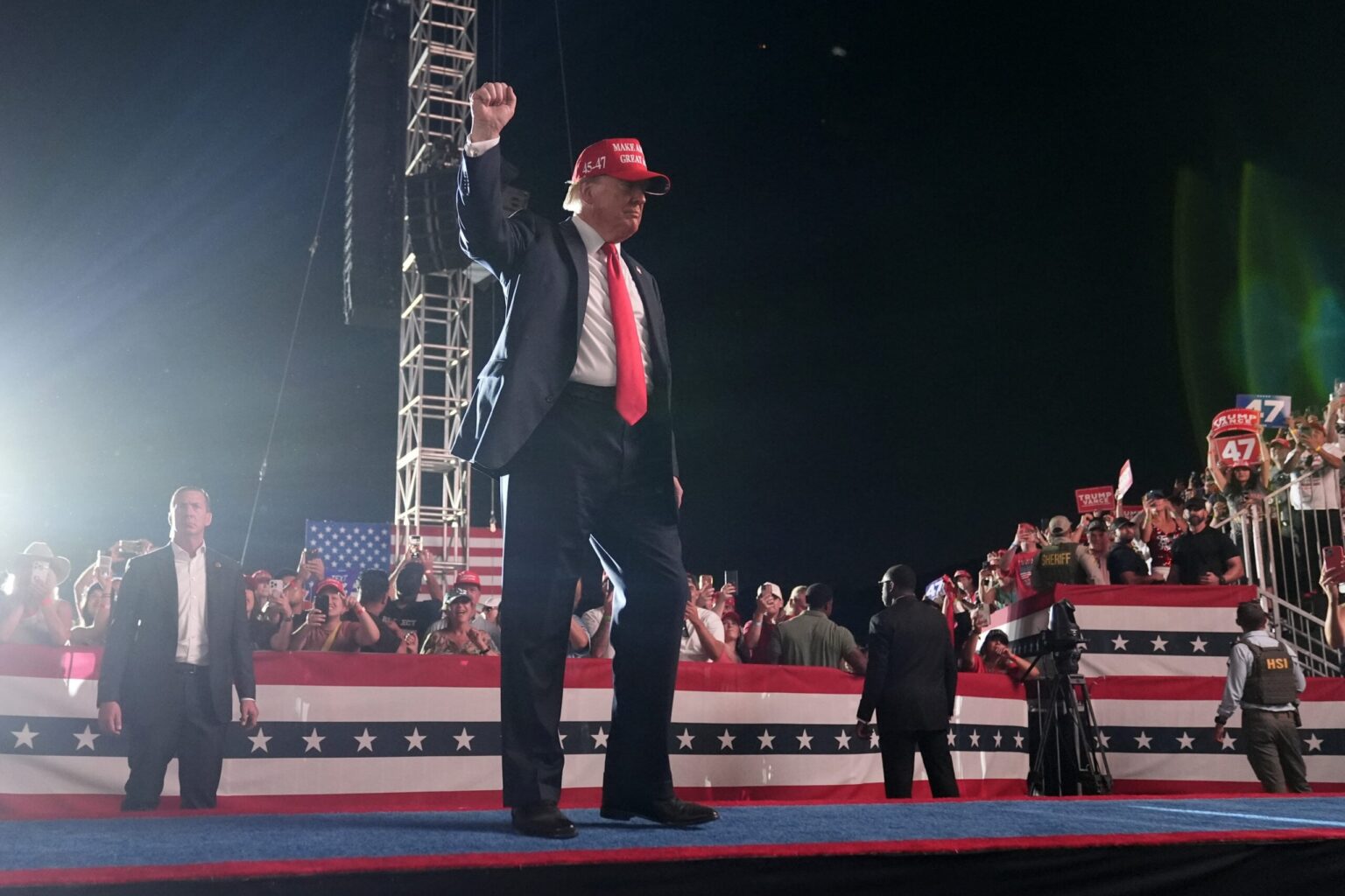 トランプ集会で銃を梱包した男逮捕、元大統領への賞賛を理由に無罪主張