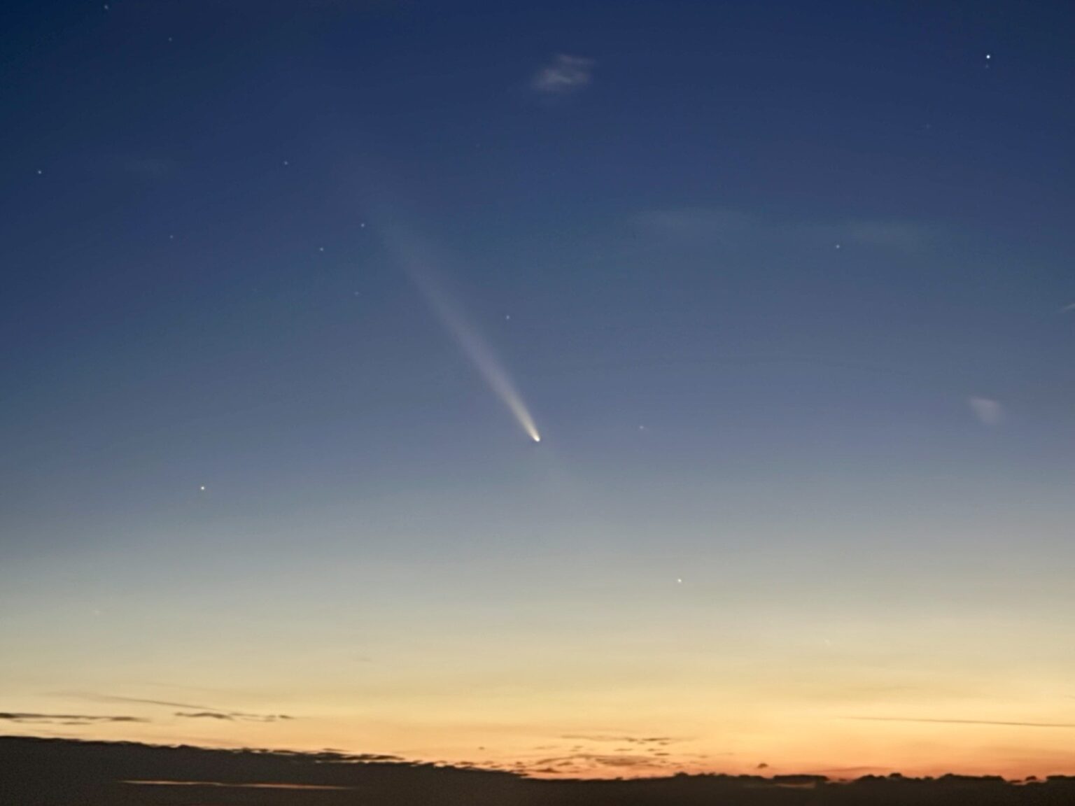 今夜オランダ上空にあるツチンシャン・アトラス彗星の写真