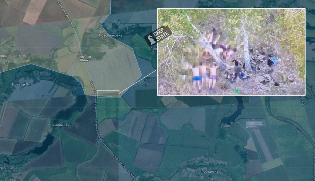 ロシアのクルスク地方でウクライナ人捕虜が裸になり銃撃されたと伝えられている。当初の報告では、降伏時にロシア軍に銃撃されたとされ、下着だけを身に着け裸にされた複数の遺体が地面にうつ伏せに横たわっている様子が示されていた。