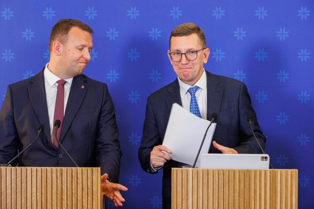 アラル・ヨークス: 正直に言って、何も恐れることはありません?社会党は憲法違反の法案を通じてクラブを4つに押し上げている