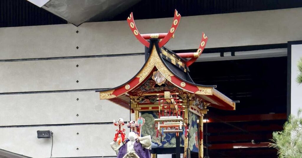 高山祭開幕 金箔や彫刻施された豪華絢爛な屋台、飛騨の秋彩る