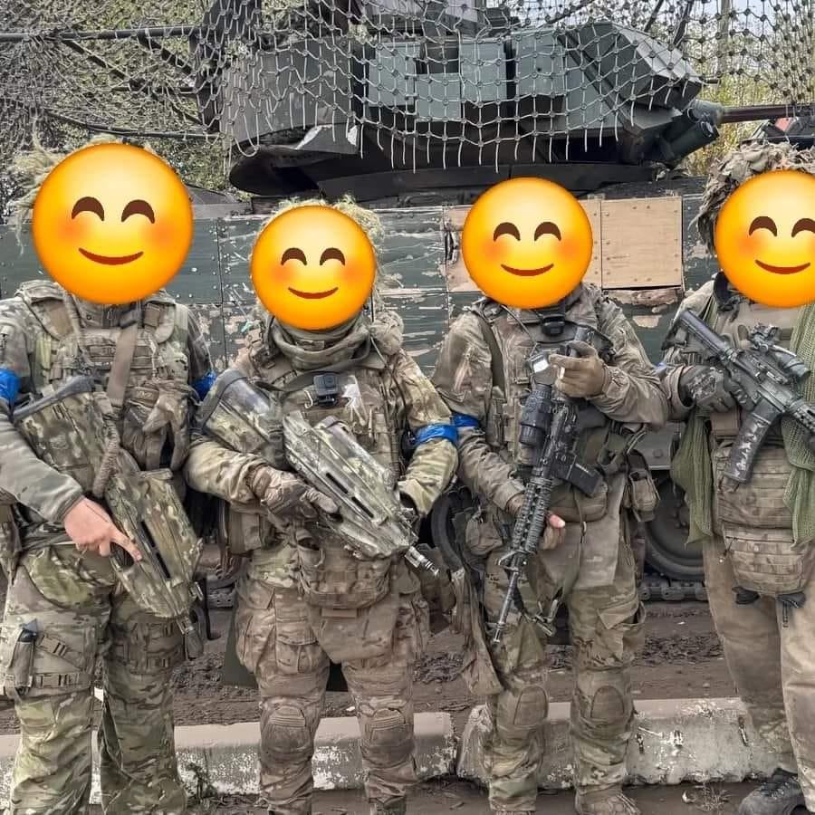 FN F2000 とコルト M4A1 アサルトライフル、および M2 ブラッドレー歩兵戦闘車 (IFV) を装備したウクライナ軍兵士 - クルスク州にて。
