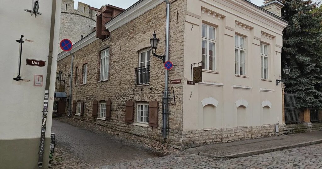 タリン旧市街のレストラン前で喧嘩が起きた。2人の男が厨房のドアを開け、料理人たちに国に帰れと叫び始めた…。
