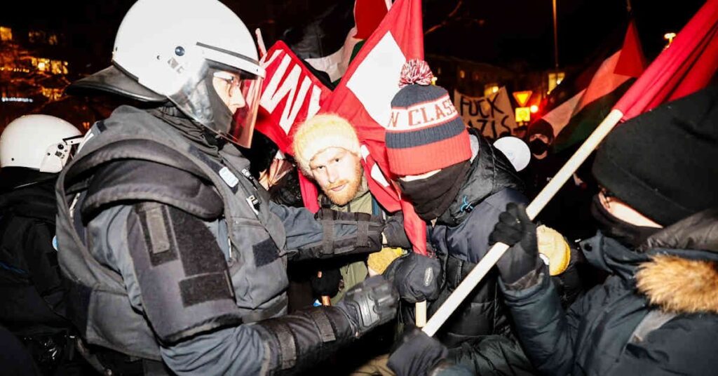 極右デモで警察が反対デモ参加者を拘束 | 極右デモ参加者を拘束イールニュース