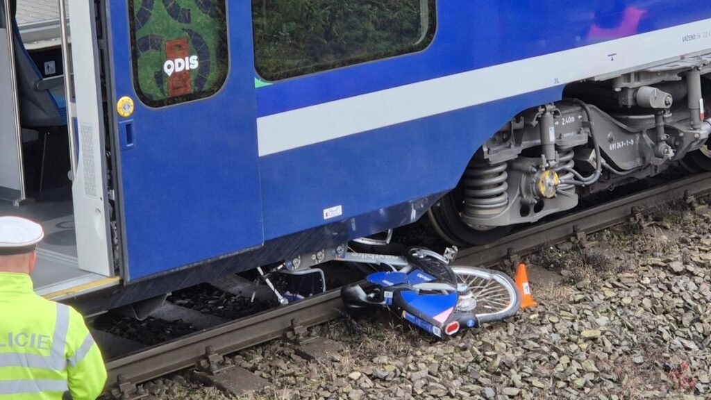ヘッドフォンをつけて自転車に乗っていた男が電車にはねられた
