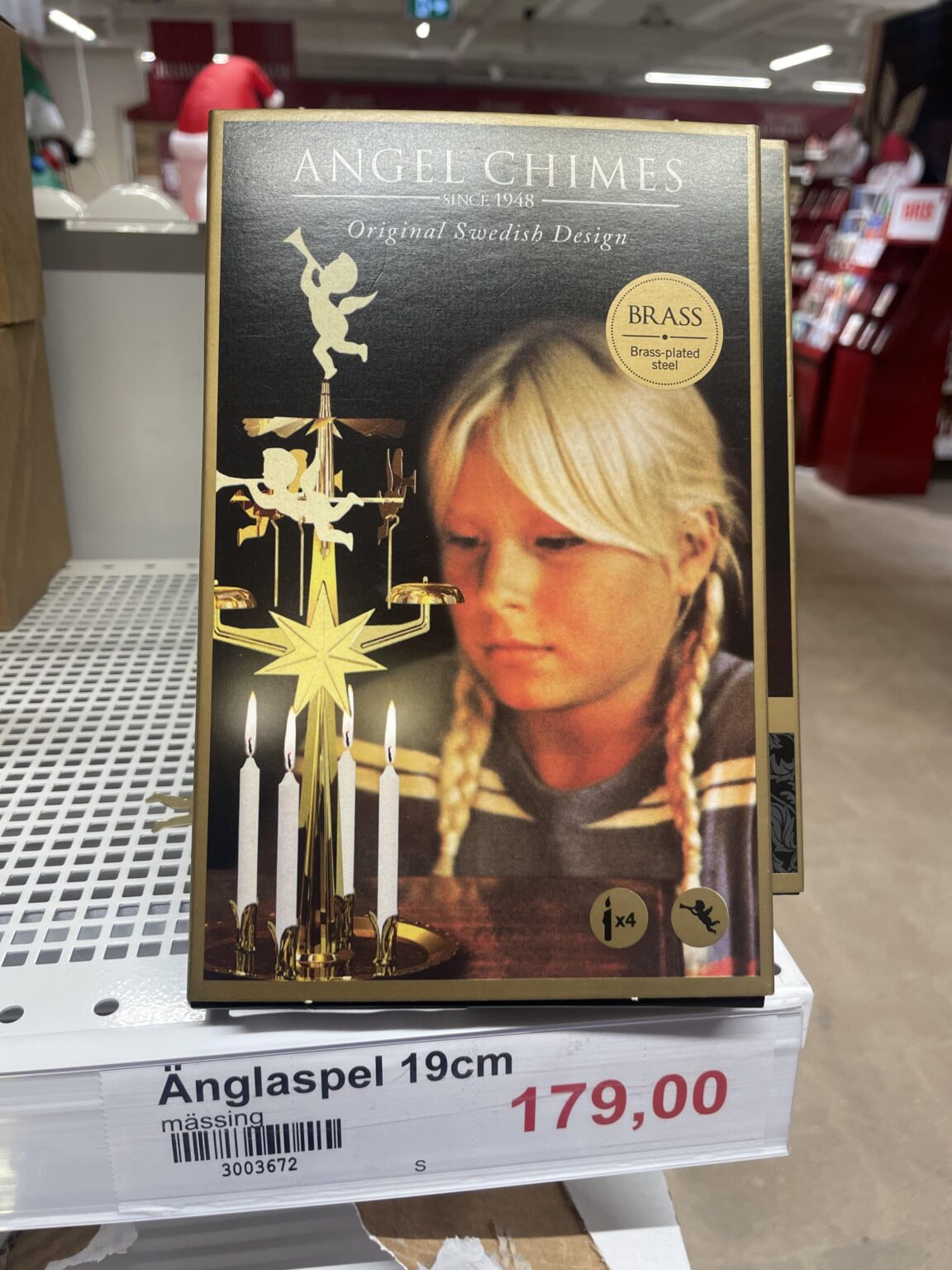 お店に入ると、昔のスウェーデンの子供時代に戻ったような気分になりました。これはまさに、Roblox と Reels が登場する前の子供たちの姿でした。退屈したら、回転する天使を見つめてしのぐしかありませんでした。