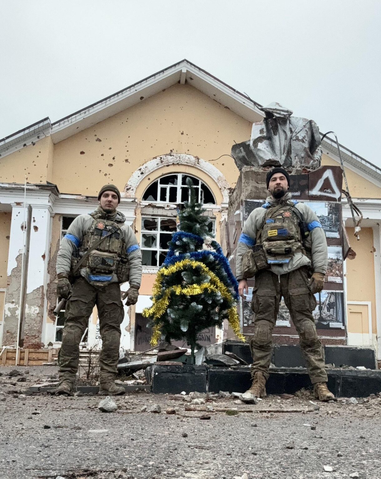 クルスク州スジャの町で、クリスマスツリーを掲げるウクライナ軍の兵士たち。後ろにはレーニン像の半分が置かれている。