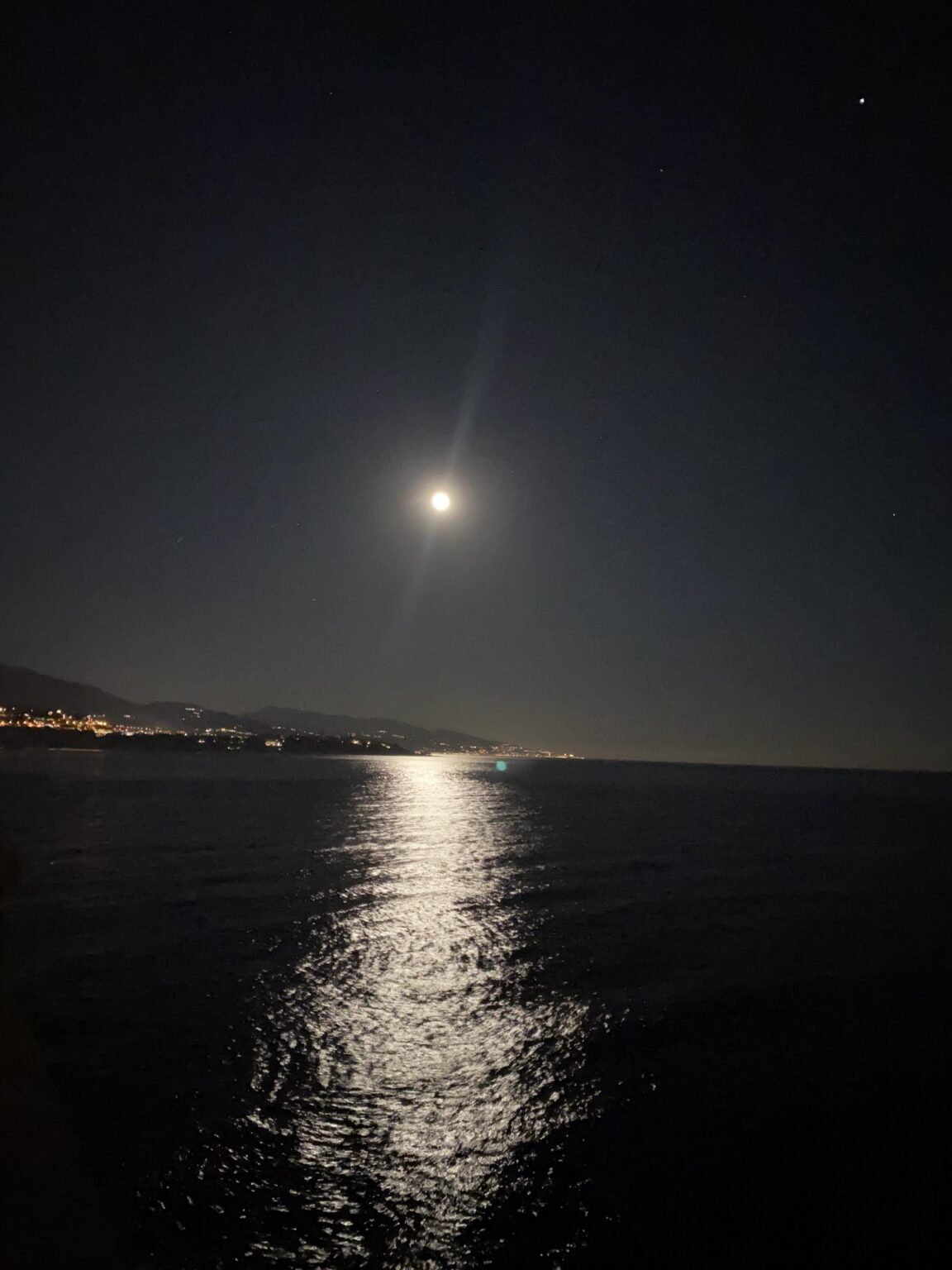 星空を眺めるけど今夜は月が明るすぎる
