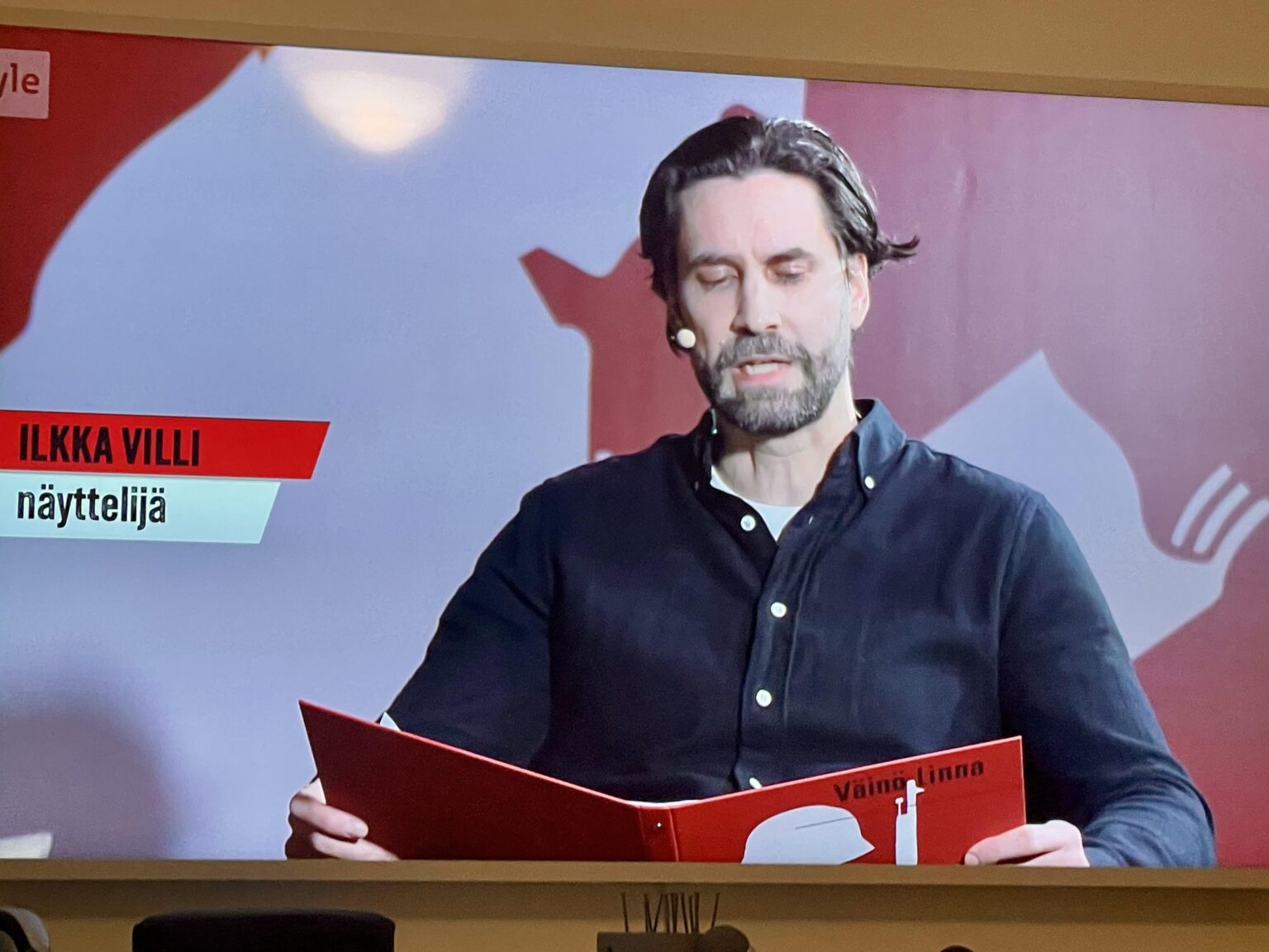 アラン・ウェイク、独創的なフィンランド小説「無名戦士」を読むために生放送のテレビマラソンに参加