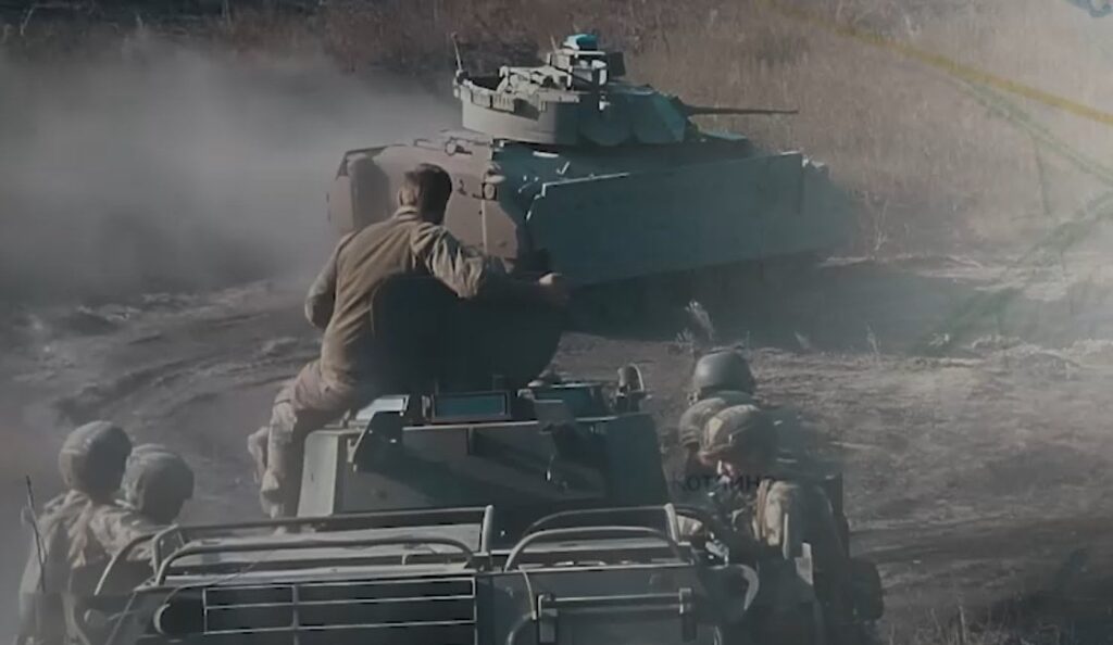 M2ブラッドリー、ノヴォトロイツケでロシア突撃部隊を標的にして排除