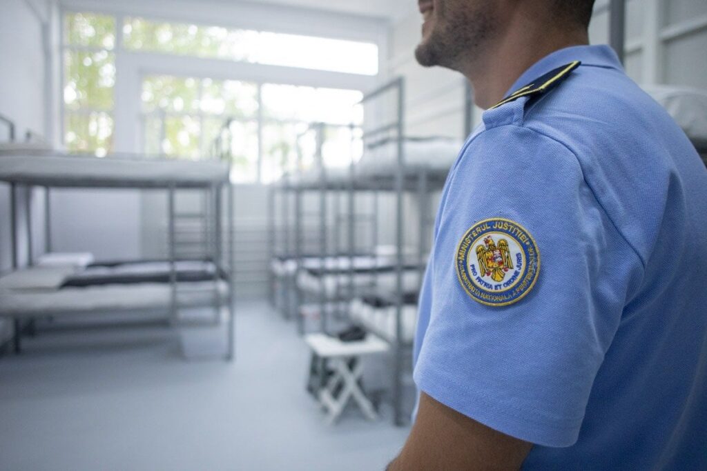 情報源 刑務所警察官は緊縮財政条例の「訓練」により火曜日から受刑者の監督を行わなくなる / 裁判所への移送もなくなり、受刑者の面会も監視されなくなる